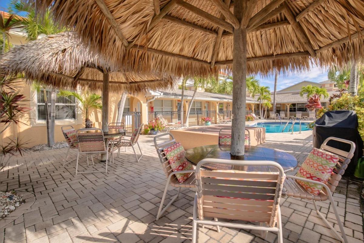 Walkable To Restaurants And Steps To The Beach! - Coconut Villa'S Suite 10 St. Pete Beach Exterior foto